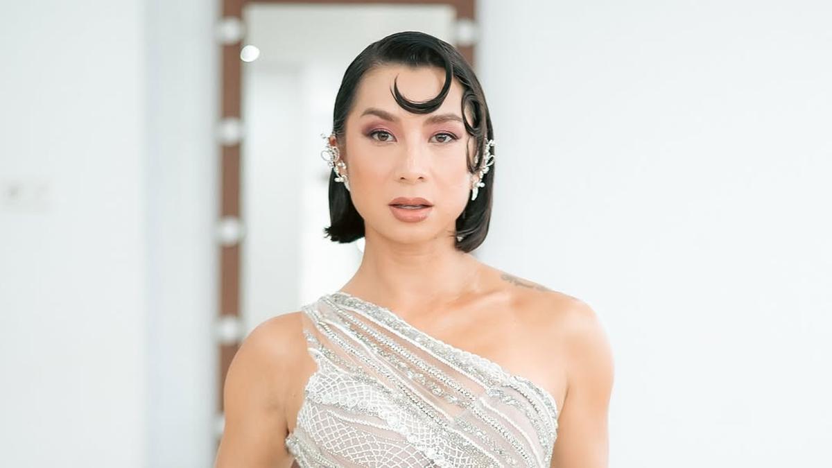 8 Pesona Jennifer Bachdim Bak Dewi dengan Tubuh Kekar Kenakan Gaun Silver di TikTok Awards Indonesia