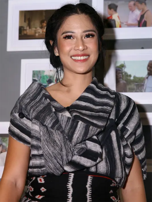 Artis cantik Dian Sastrowardoyo terlahir dengan agama non muslim. Ia   memutuskan menjadi mualaf dengan mengucapkan dua kalimat syahadat   tahun 2006 saat peringatan Isra Mi'raj. (Nurwahyunan/Bintang.com)