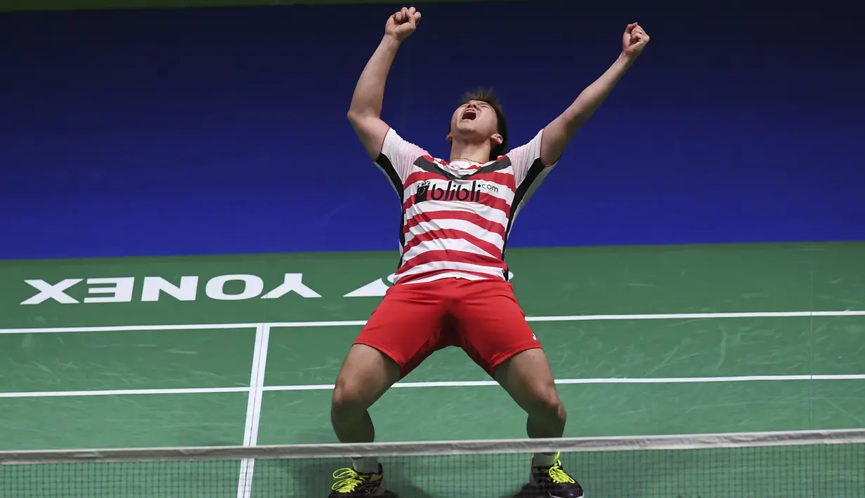 Ganda putra Indonesia, Marcus Gideon merayakan gelar All England di Birmingham, Minggu (18/3/2018). Mereka juara setelah mengalahkan Mathias Boe dan Carsten Mogensen dengan skor 21-18, 21-17. (AFP/Paul Ellis)