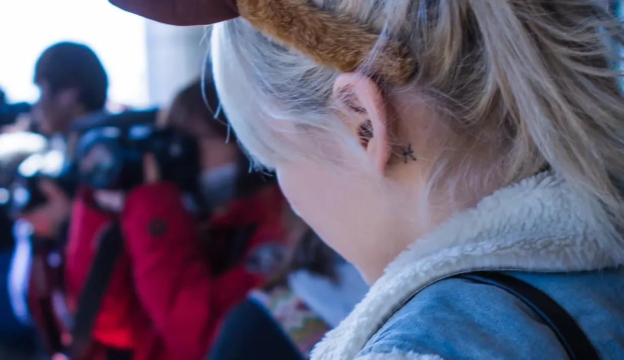 Taeyeon mempunyai beberapa tato di bagian tubuhnya. Di belakang telinganya terdapat simbol pisces yang merupakan zodiaknya. (Foto: koreaboo.com)