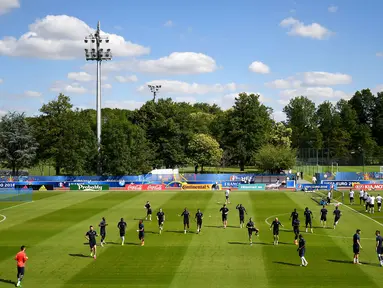 Suasana sesi latihan timnas Prancis sebelum melawan Portugal di Clairefontaine-en-Yvelines, (9/7/2016). (AFP/Franck Fife)