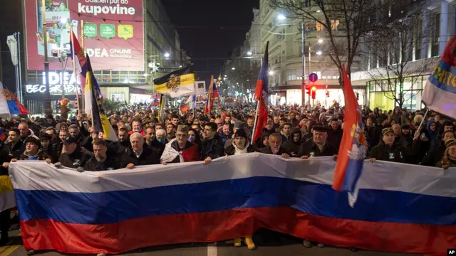 Ratusan pendukung kelompok sayap kanan Serbia demo untuk memberikan dukungan terhadap invasi Rusia ke Ukraina, di Beograd hari Jumat (4/3).