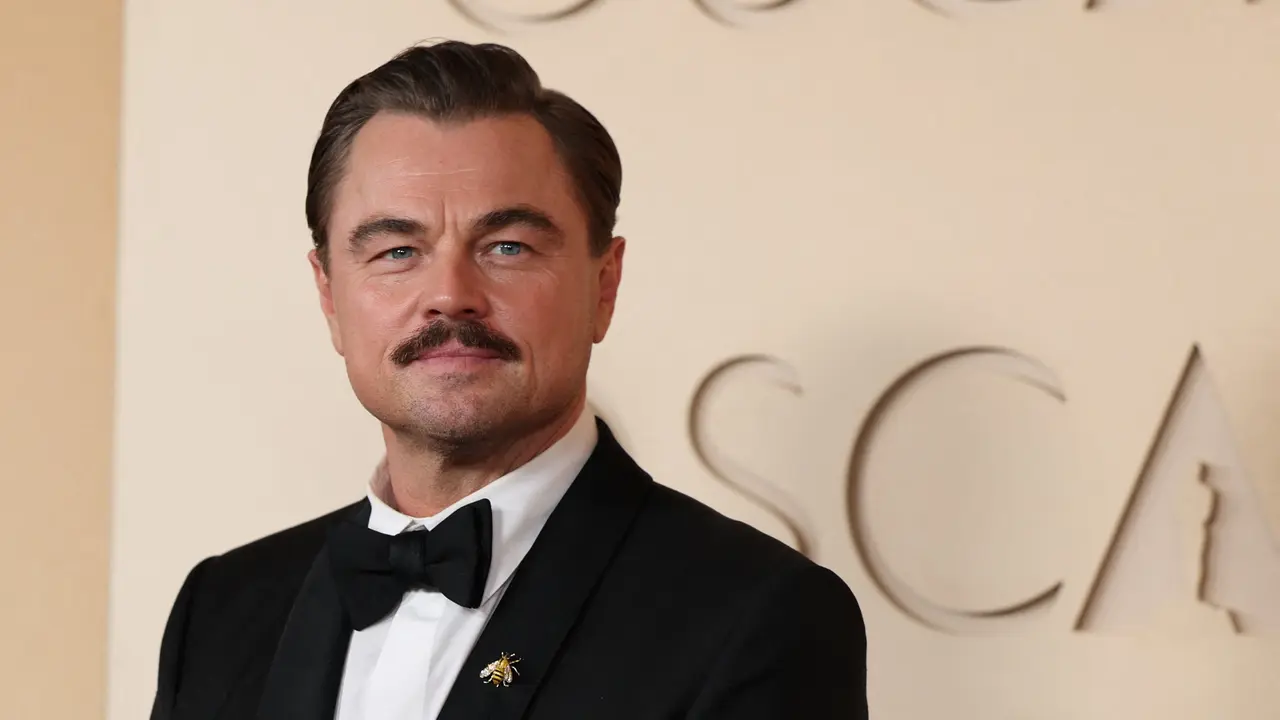 Leonardo DiCaprio dalam Piala Oscar 2026.. (ANGELA WEISS / AFP)