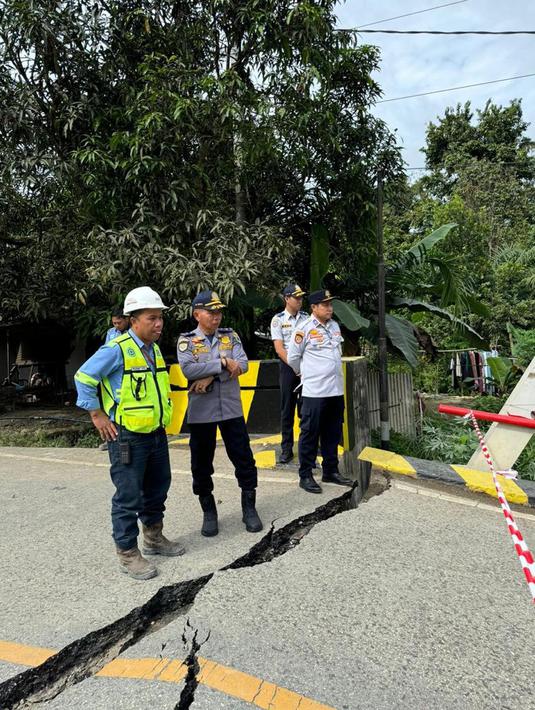 Saat ini jalan lintas dari dua arah (Kalimantan Timur-Kalimantan Selatan) yang melalui jembatan tidak bisa dilalui. (Dokumentasi Dinas Perhubungan Paser)