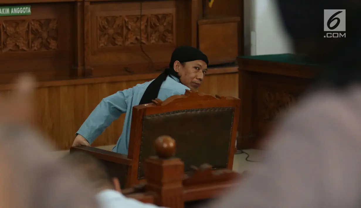 Terdakwa kasus teror bom Thamrin, Aman Abdurrahman menjalani sidang pembacaan vonis di Pengadilan Negeri Jakarta Selatan, Jumat (22/6). Aman Abdurrahman hadir dengan pengawalan ketat satuan kepolisian bersenjata lengkap. (Liputan6.com/Angga Yuniar)