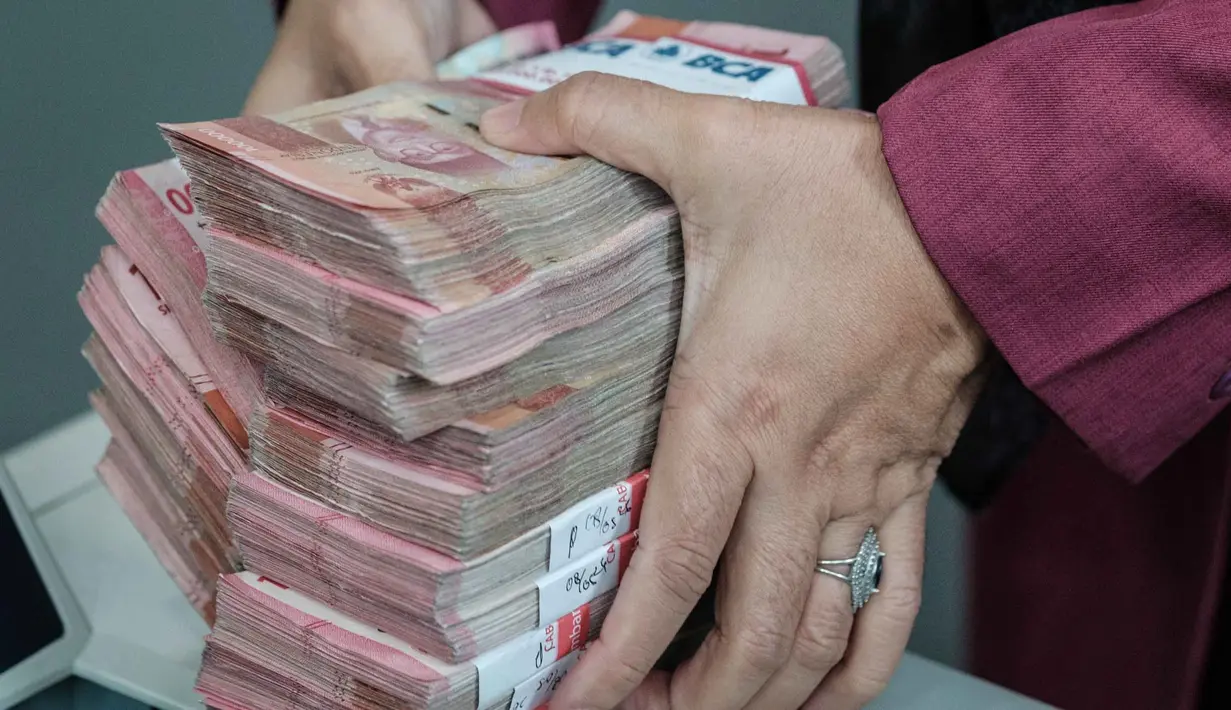 Penghitungan uang kertas rupiah dilakukan di salah satu kantor penukaran, Jakarta, Kamis pada 4 Juni 2026. (Yasuyoshi Chiba/AFP)
