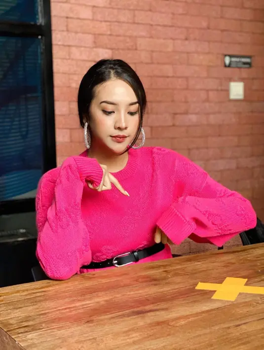Di channel YouTube WAW Entertainment, Anya mengungkap tentang sosok Rizky Febian yang sebenarnya. Ia mengakui bahwa dirinya dan Ikky memang sangat dekat dan saling mengetahui satu sama lain.  (Instagram/anyageraldine)