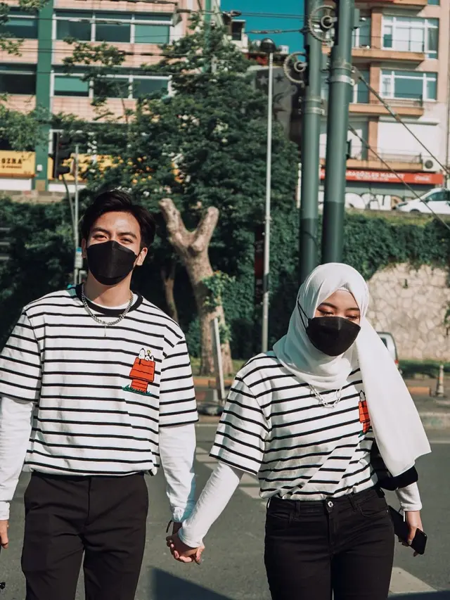 7 Potret Putri Delina dan Jeffry Reksa Pakai Baju Couple, Kompak Banget