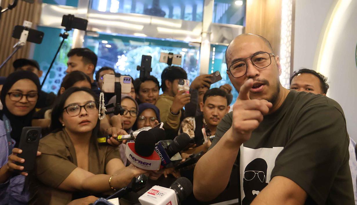 Pandji Pragiwaksono mengatakan kedatangannya juga bertujuan untuk menjelaskan maksud dan konteks pertunjukan stand up comedy yang dibawakannya, termasuk beberapa materi yang dinilai memerlukan penjelasan lebih mendalam. Tampak dalam foto, komika, Pandji Pragiwaksono saat menjawab pertanyaan pewarta di Gedung Majelis Ulama Indonesia (MUI), Jakarta, Selasa (3/2/2026). (Kapanlagi.com/Budy Santoso)