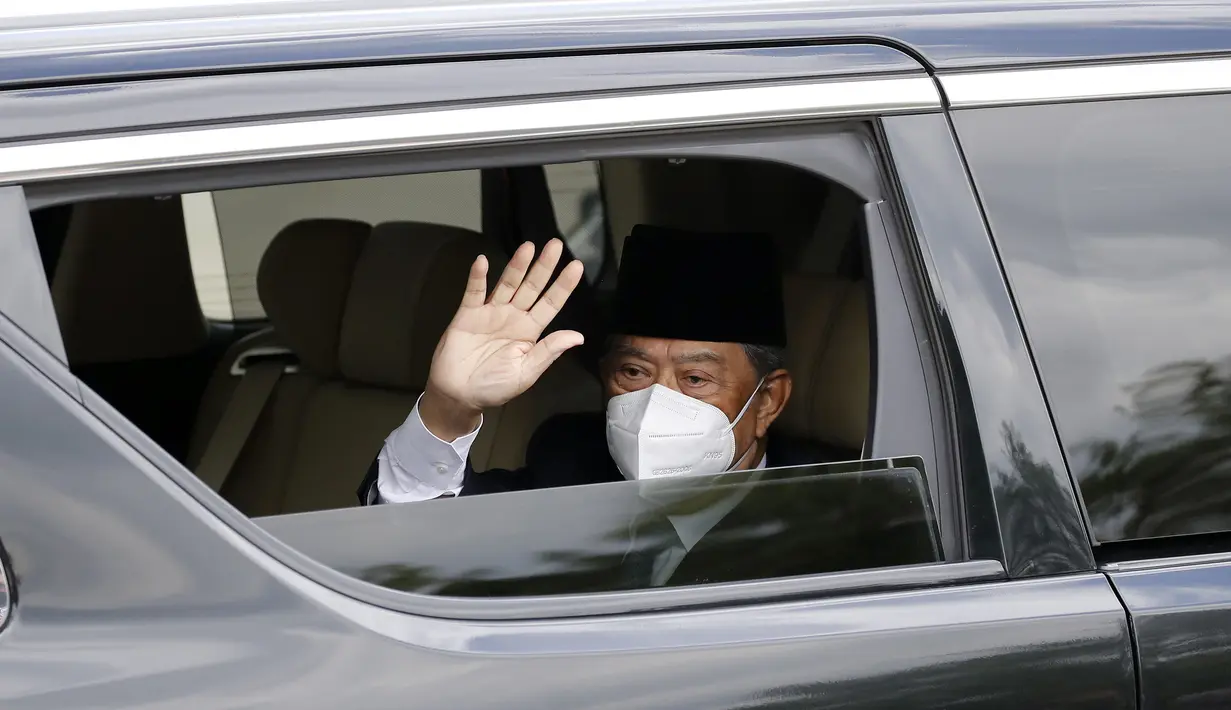 Perdana Menteri Malaysia Muhyiddin Yassin melambai dari mobil saat memasuki Istana Nasional untuk bertemu dengan raja di Kuala Lumpur, Malaysia, Senin (16/8/2021). Muhyiddin Yassin mundur dari jabatannya sebagai Perdana Menteri Malaysia. (AP Photo/FL Wong)
