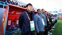 Pelatih Timnas Indonesia U-20, Shin Tae-yong bersama tim ofisial berdiri menyanyikan lagu kebangsaan Indonesia Raya sebelum dimulainya laga matchday pertama Grup A Piala Asia U-20 2023 menghadapi Irak di Lokomotiv Stadium, Tashkent, Uzbekistan, Rabu (1/3/2023). (the-afc.com)