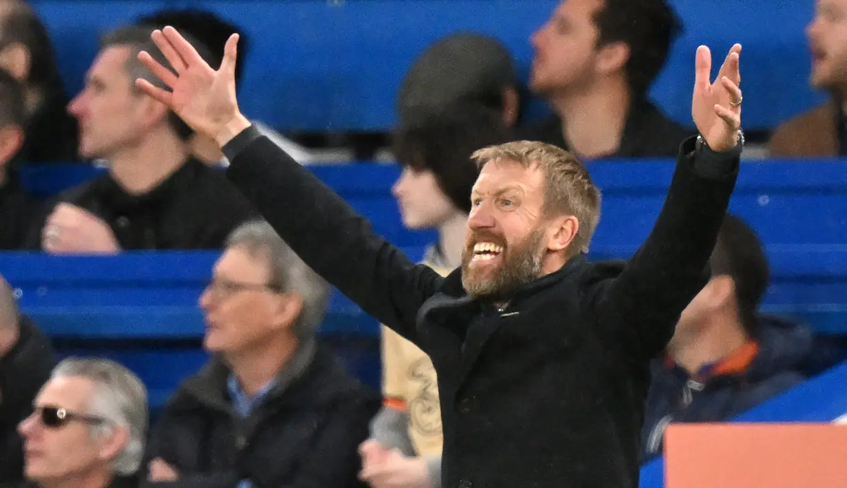 Ekspresi tidak puas pelatih Chelsea, Graham Potter terhadap penampilan pemainnya saat menghadapi Southampton dalam laga pekan ke-24 Liga Inggris 2022/2023 di Stamford Bridge, London, Sabtu (18/2/2023) malam WIB. (AFP/Glyn Kirk)