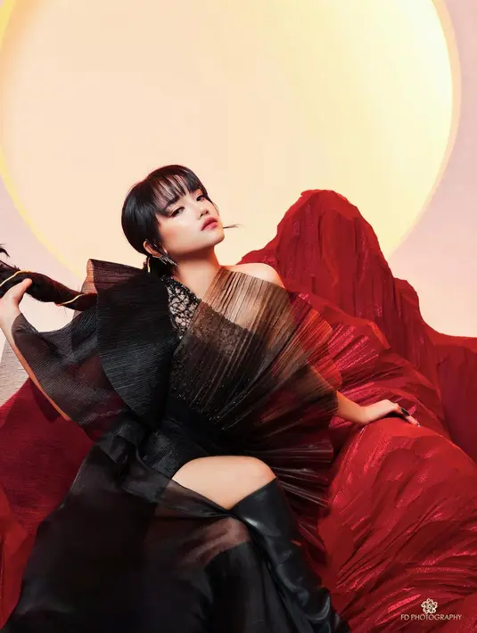 Hair stylist @angelllwong tampak memasangkan hair extension agar membuat rambutnya lebih panjang saat ditata ponytail. [cr: @fdphotography90].