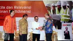 Menteri Tenaga Kerja Hanif Dhakiri (kedua kanan) menerima buku dari editor penulis jelang seminar dan bedah buku Jokoway di Jakarta, Kamis (27/10). Seminar bertema Era Nawacita dan Relevansi Kepemimpinan Multidimensi. (Liputan6.com/Helmi Fithriansyah)