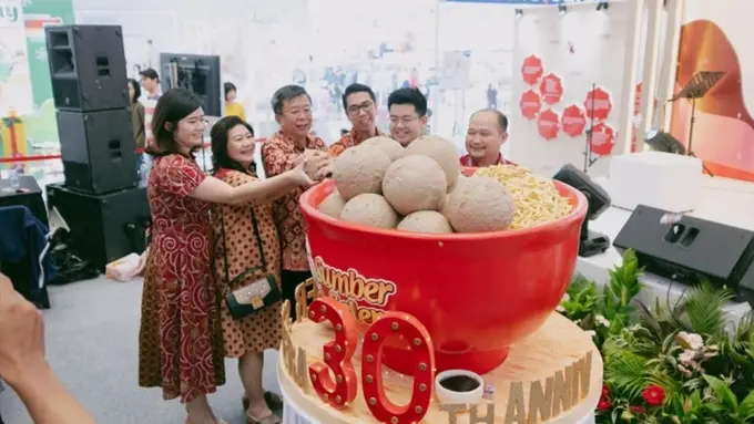 Bakso Sumber Selera Pecahkan Rekor MURI Pembagian Bakso Terbanyak dalam Mall