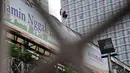 Mengaku kecewa pada hasil Pilpres 2014, seorang pria tidak dikenal berdiri di atas JPO di sekitar Bundaran HI, Jakarta, (25/7/2014). (Liputan6.com/Faizal Fanani)