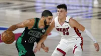 Pebasket Boston Celtics, Jayson Tatum, berusaha melewati pebasket Miami Heat, Tyler Herro, pada gim pertama final Wilayah Timur playoff NBA di SPN World of Sports Complex, Selasa (15/9/2020). Heat menang dengan skor 117-114. (AP/Mark J. Terrill)