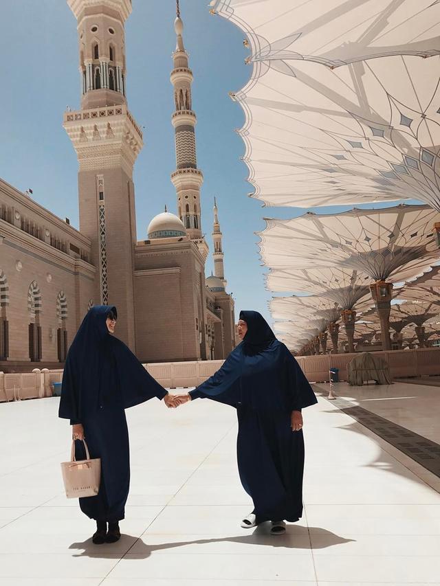 Jarang Tersorot, Ini 6 Momen Kebersamaan Citra Kirana dan Ibunda