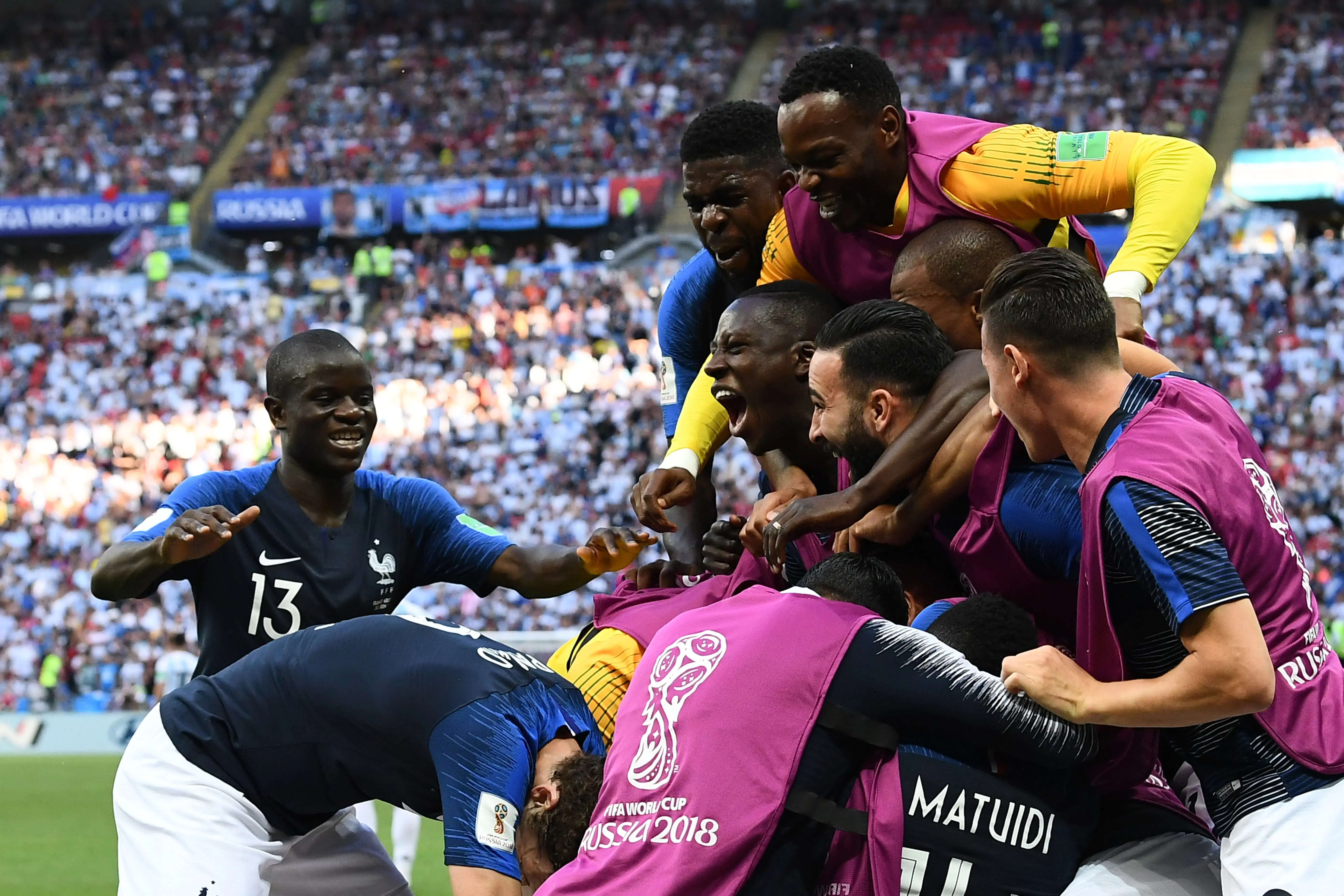 Para pemain Timnas Prancis merayakan gol yang dilesakkan Kylian Mbappe (tengah) ke gawang Argentina, pada pertandingan Babak 16 Besar Piala Dunia 2018, di Kazan Arena, Kazan, Sabtu (30/6/2018).  (AFP/Saeed Khan)