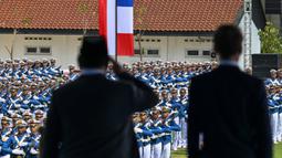 Dalam kunjungan kenegaraannya, Presiden Prancis Emmanuel Macron bersama Presiden Indonesia Prabowo Subianto meninjau Akademi Militer (Akmil) di Magelang, Jawa Tengah, Kamis (29/5/2025). (JEANNE ACCORSINI/POOL/AFP)