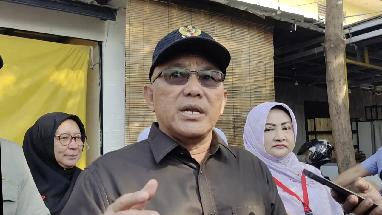 Wali Kota Depok, Mohammad Idris usai melakukan pemotongan kabel semrawut di Jalan Tole Iskandar, Sukmajaya, Kota Depok.