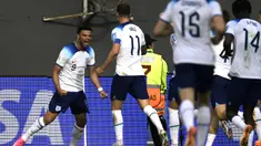 Timnas Inggris U-20 berhasil memetik tiga poin penuh atas Tunisia pada laga pertama di Grup E Piala Dunia U-20 2023 yang digelar di Unico Diego Armando Maradona Stadium, La Plata, Argentina, Selasa (23/5/2023) dini hari WIB. Tim muda Tiga Singa yang kalah dalam penguasaan bola 46 % berbanding 54 % mesti bersusah payah menaklukkan Tunisia 1-0 lewat gol tunggal striker Dane Scarlett pada menit ke-25. Dengan hasil ini, Timnas Inggris U-20 sementara menempati posisi kedua Grup E di bawah Uruguay yang sama-sama mengoleksi tiga poin, namun unggul selisih gol. (AFP/Juan Mabromata)