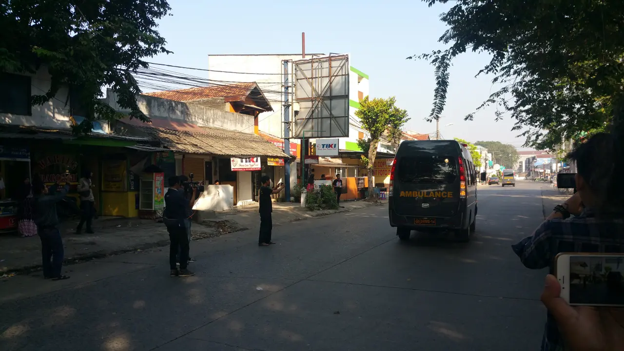 Dua Ambulans Masuk ke Mako Brimob