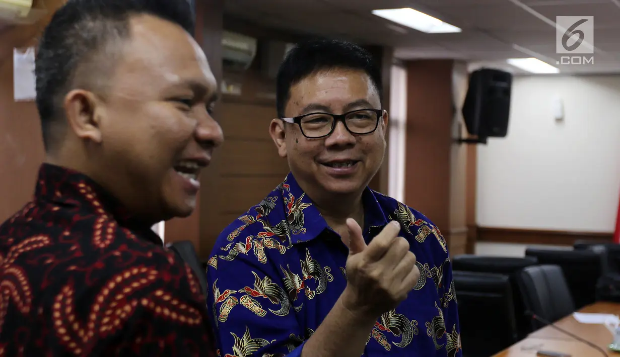 Ketua Dewan Pers Yosep Adi Prasetyo (kanan) memberi keterangan di Kantor Dewan Pers Jakarta, Rabu (12/12). Eva Bande dan Sedulur Sikep menjadi pemenang Yap Thiam Hien Award 2018 karena perjuangannya menjaga Nusantara. (Liputan6.com/JohanTallo)
