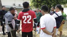 Calon Ketum PSSI, Vijaya Fitriyasa, berdiskusi dengan Tim Garuda INAF yang merupakan pesepak bola amputan di Lapangan R.S Suyoto, Jakarta, Sabtu (12/10). Kunjungan ini dilakukan untuk memberi dukungan kepada Tim Garuda INAF jelang Piala Asia Amputee Football 2020. (Bola.com/Vitalis Yogi Trisna)