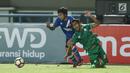 Penyerang PSMS Medan, Frits Listanto Butuan (kanan) terjatuh saat berebut bola dengan pemain PSM Makassar di laga penyisihan grup A Piala Presiden 2018 di Stadion GBLA, Bandung, Selasa (16/1). PSMS unggul 2-1. (Liputan6.com/Helmi Fithriansyah)