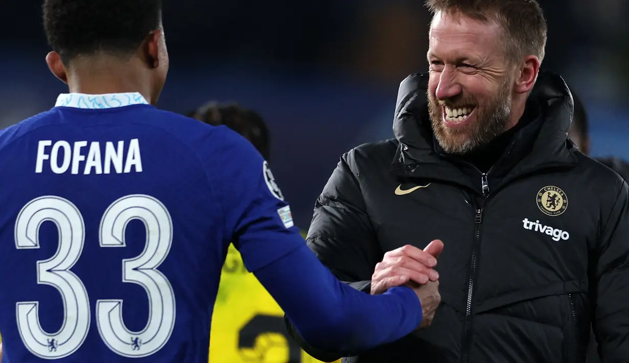 Pelatih Chelsea, Graham Potter bersalaman dengan Wesley Fofana usai bertanding melawan Borussia Dortmund pada pertandingan leg 2 babak 16 besar Liga Champions di Stamford Bridge, London, Rabu (8/3/2023). Kemenangan ini memastikan langkah Chelsea lolos ke babak delapan besar alias perempat final Liga Champions 2022-2023. Chelsea unggul agregat 2-1 atas Dortmund. (AFP Photo/Adrian Dennis)