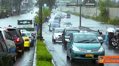 Banjir di depan kantor TVRI, Senayan, Jakarta.