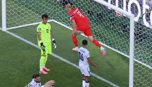 Erling Haaland (9) dari Timnas Norwegia melakukan selebrasi setelah mencetak gol pembuka ke gawang kiper Irak, Jalal Hassan (12), pada pertandingan Grup I Piala Dunia 2026 antara Irak dan Norwegia di Foxborough, Mass., dekat Boston, Rabu, 17 Juni 2026. (AP Photo/Mark Stockwell)