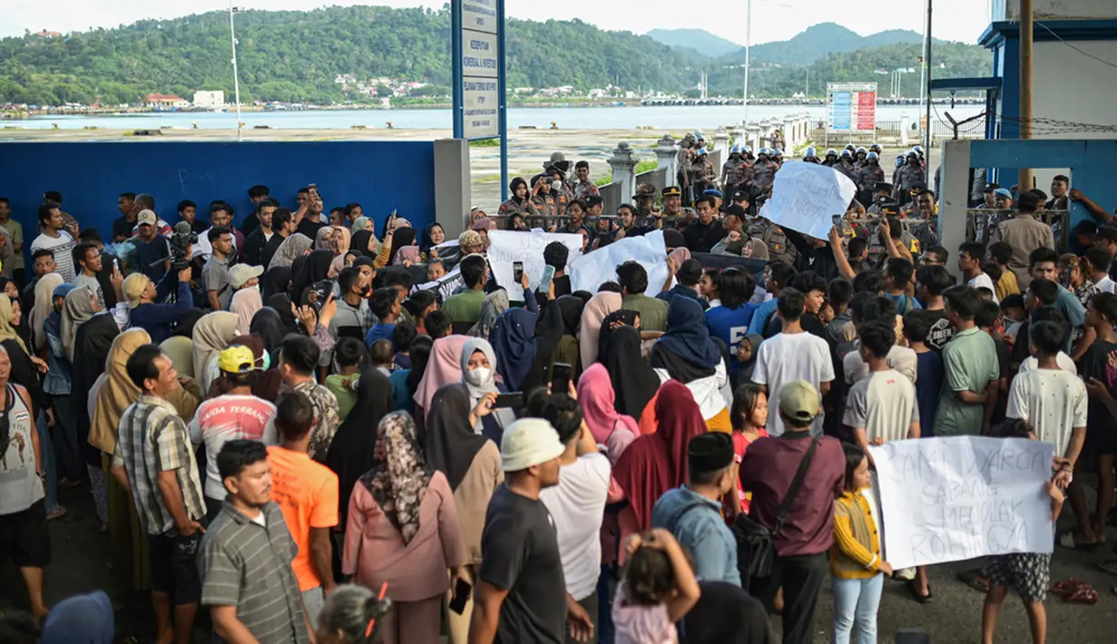 Lebih dari 200 orang memprotes terus datangnya pengungsi Rohingya dengan perahu di Aceh. (AP Photo/Reza Saifullah)