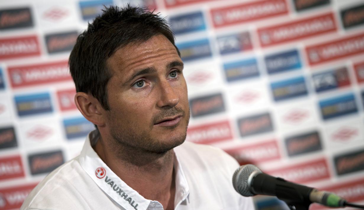 Frank Lampard berbicara saat konferensi pers jelang Euro 2012, London (29/5/2012). Lampard mengumumkan pengunduran dirinya sebagai pesepak bola lewat Instagram pribadinya pada Kamis (2/2/2017).(AFP PHOTO / ADRIAN DENNIS)
