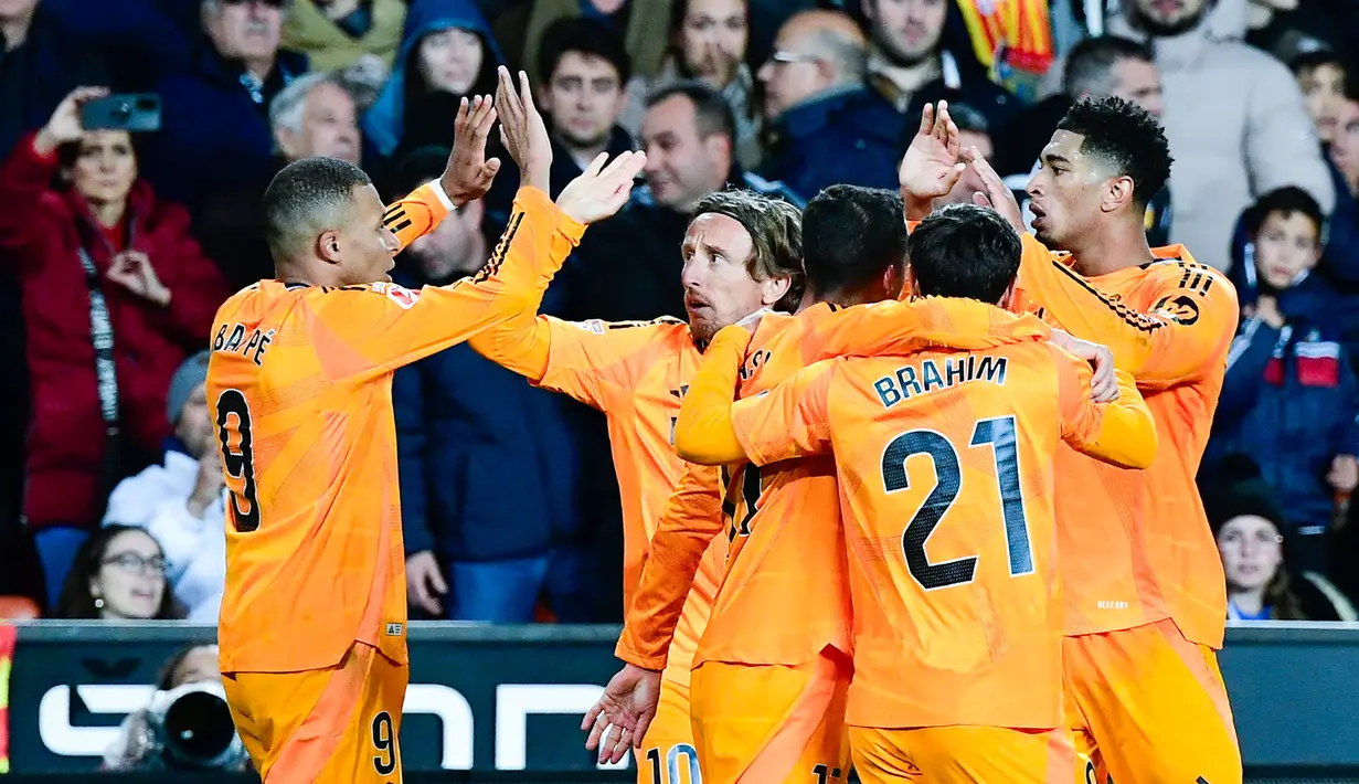 Real Madrid sukses membawa pulang poin penuh saat bertamu ke markas Valencia dalam laga tunda pekan ke-12 LaLiga Spanyol 2024/2025 di Mestalla Stadium pada Sabtu (4/1/2025) dini hari WIB. (AFP/Jose Jordan)