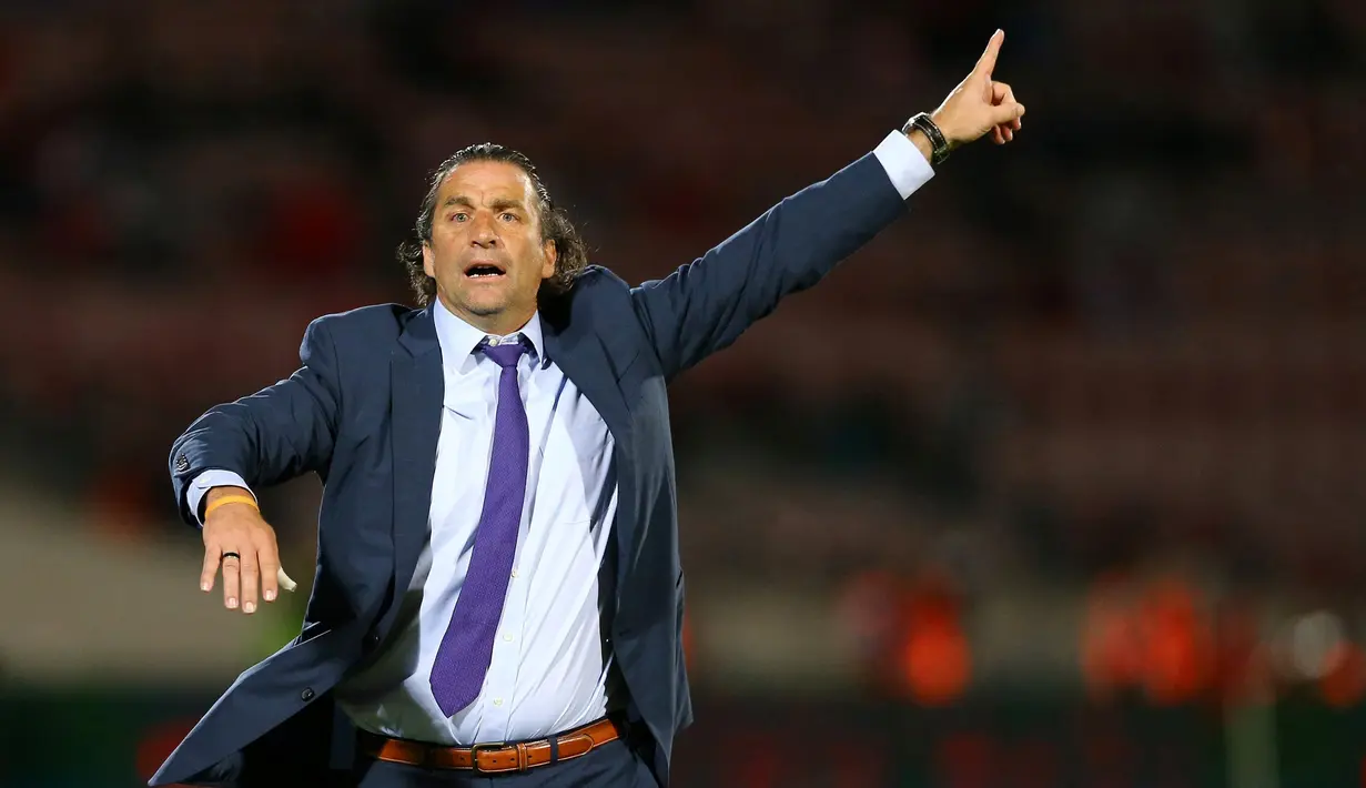 Pelatih Chile, Juan Antonio Pizzi memberikan intruksi kepada pemainnya saat berhadapan dengan Peru pada pada Kualifikasi Piala Dunia 2018 di National Stadium, Santiago, Chile (11/10). ).  Chile menang atas Peru dengan skor 2-1. (REUTERS/Ivan Alvarado)