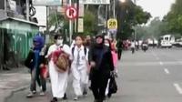 Pelajar dan karyawan terpaksa berjalan kaki antara 1 hingga 4 km untuk mencapai tempat tujuan.
