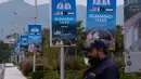 Sementara, delegasi Iran dipimpin oleh Ketua Parlemen Mohammad Bagher Ghalibaf dan Menteri Luar Negeri Abbas Araghchi. Tampak dalam foto, personel keamanan berdiri di samping papan pengumuman terkait negosiasi Amerika Serikat dan Iran, di luar pusat fasilitasi media di Islamabad, Pakistan, Sabtu, 11 April 2026. (AP Photo/Anjum Naveed)