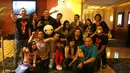 Para penonton tak melewatkan momen berfoto bersama figur salah satu jagoan di Big Hero 6, Baymax, Jakarta, Kamis (6/11/2014) (Liputan6.com/Gilar Ramdhani)