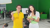 Direktur Sido Muncul Irwan Hidayat bersama Aurelie Moeremans saat break syuting Iklan Tolak Angin Batuk di Studio Punto Ultimo, Bekasi, pada Jumat, (22/3/2024).