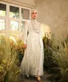 Pashmina berbahan ceruty dengan karakteristik flowy dan jatuh dapat dikenakan dengan gaya menutup dada. Seperti yang dikenakan oleh Shireen Sungkar, tampilan ini semakin manis dengan tambahan bros silver yang mempercantik hijab. [@shireensungkar].