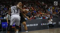 Pebasket putra Indonesia Wisnu Arki Dikania berebut bola dengan pebasket Thailand pada semifinal SEA Games 2017 di MABA Stadium, Kuala Lumpur, Jumat (25/8). Tim Basket Indonesia menang atas Thailand dengan skor 79-74. (Liputan6.com/Faizal Fanani)