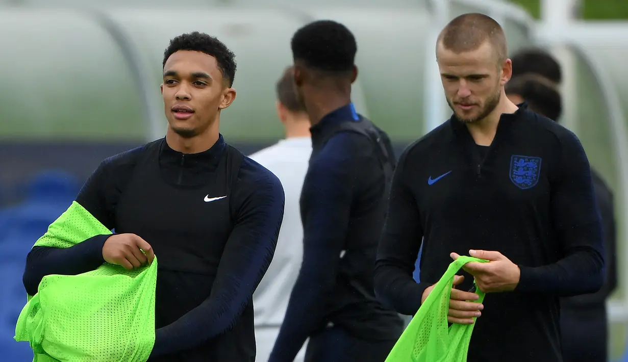 Bek Inggris Trent Alexander-Arnold (kiri) dan gelandang Eric Dier saat latihan di St George's Park di Burton-on-Trent, Inggris tengah, (4/9). Inggris akan bertanding melawan Spanyol laga persahabatan internasional 8 September. (AFP Photo/Paul Ellis)