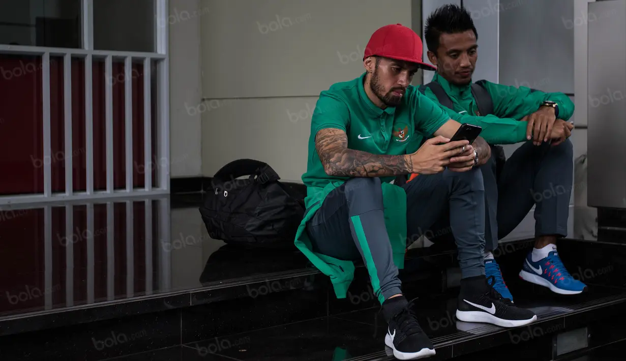 Pemain pemain Timnas Indonesia, Bayu Pradana dan Stefano Lilipaly (kiri), berbincang-bicang jelang keberangkatan menuju Vietnam di Hotel Lor In, Jawa Barat, Minggu (4/12/2016). (Bola.com/Vitalis Yogi Trisna)