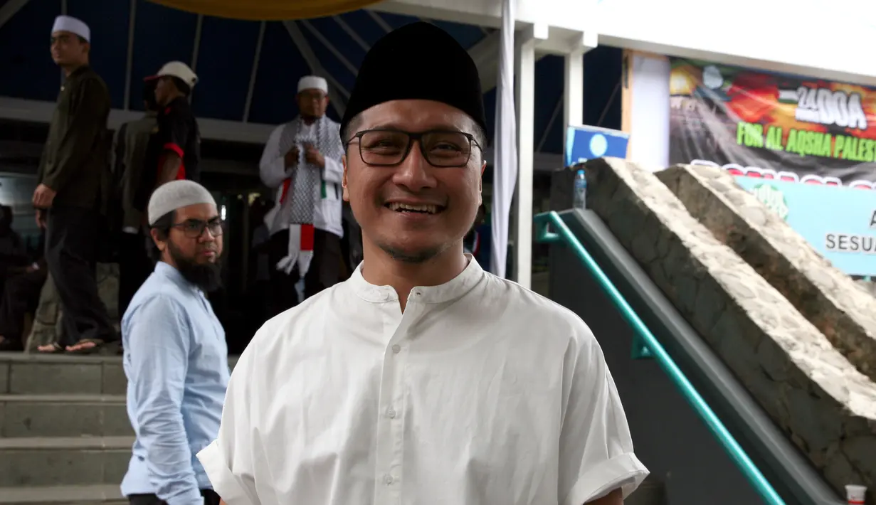 Terkait pilihannya memperdalam ilmu agama, ayah tiga anak itu sangat selektif memilih peran yang akan di lakoni. Beberapa tawaran telah ditolaknya. (Nurwahyunan/Bintang.com)