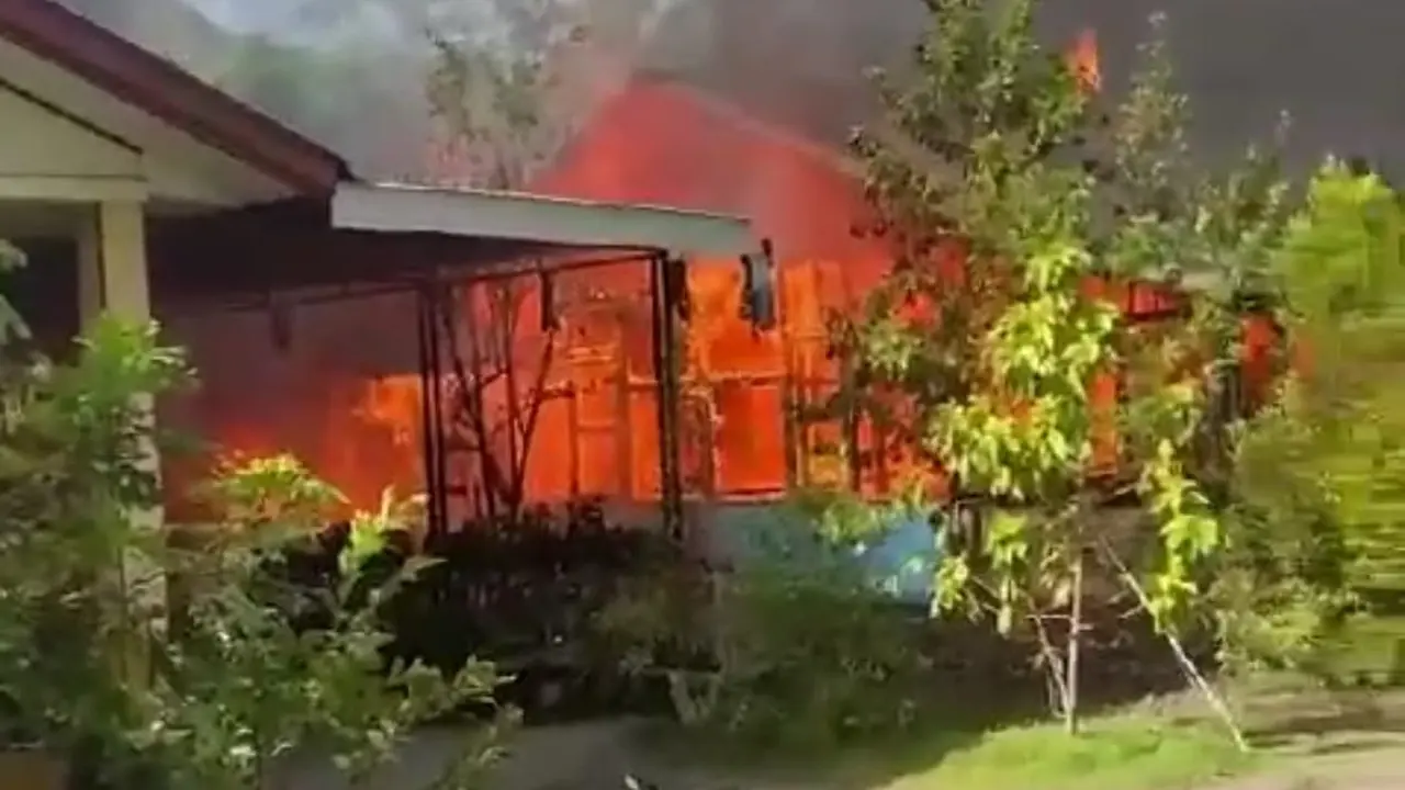 Istri bakar suami dan rumah mertua akibat Judi Online. (Istimewa-Ola Keda)