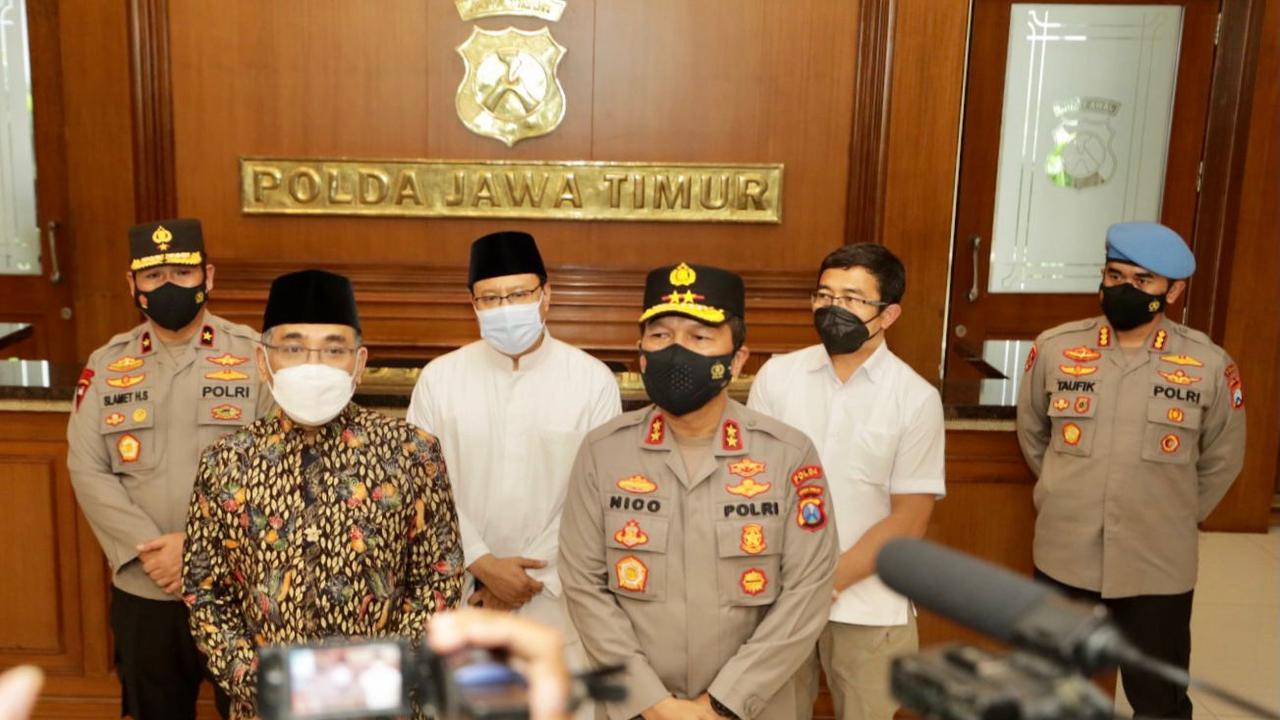 Ketua Umum PBNU Gus Yahya saat mendatangi Polda Jatim. (Dian Kurniawan/Liputan6.com)