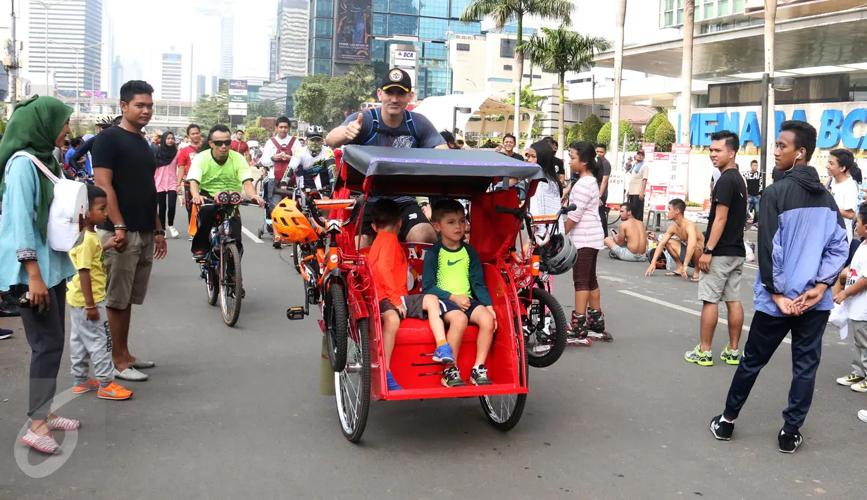 Seorang Warga Negara Asing mengendarai becak saat Hari Bebas Kendaraan di Kawasan Bundaran HI, Minggu (7/5). Aksinya ini sempat menarik perhatian warga. (Liputan6.com/Helmi Fithriansyah)