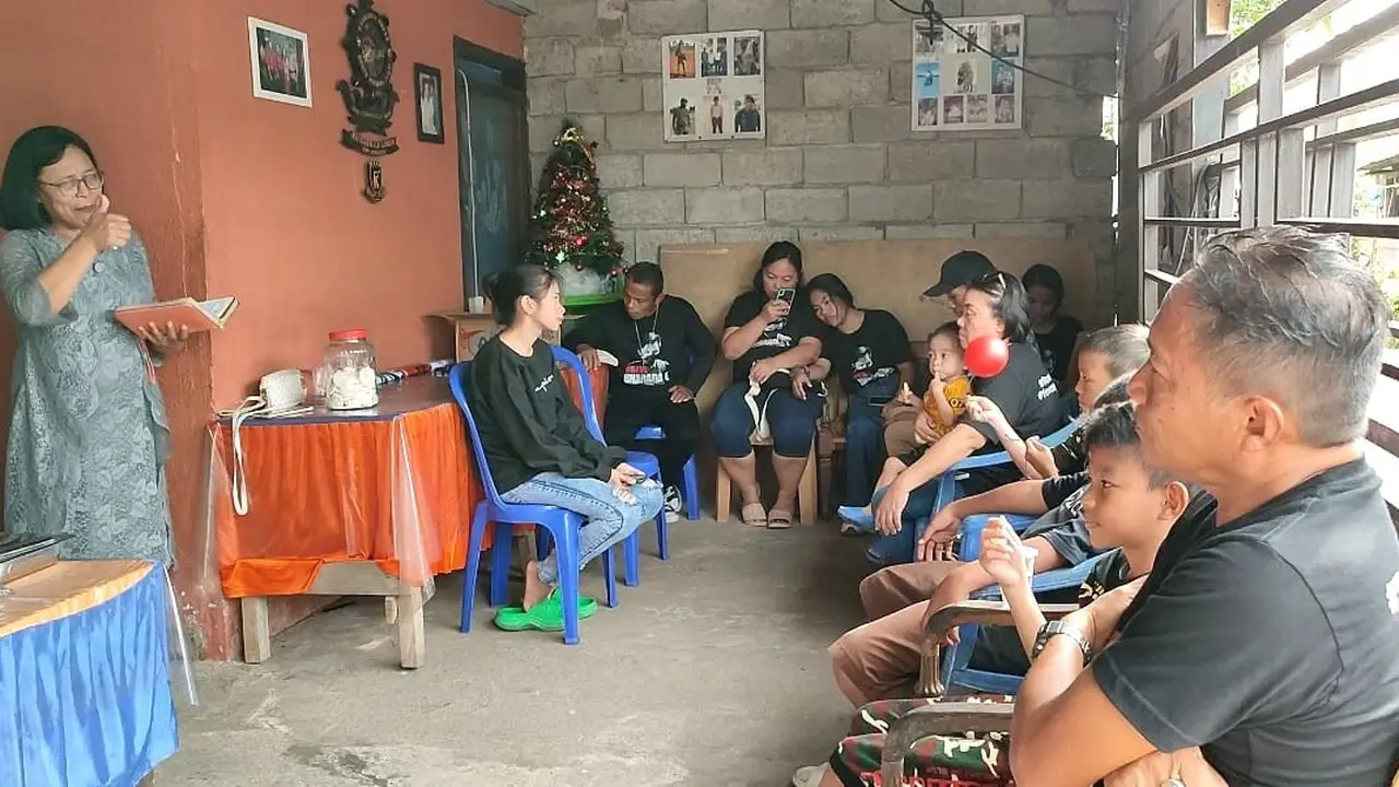 Keluarga Richard Eliezer di Manado menggelar doa untuk memohon kekuatan dan ketabahan dari Tuhan menjelang sidang putusan kasus kasus pembunuhan Brigadir Joshua.